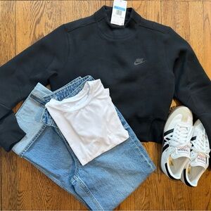 Nike Women’s Cropped Mock Neck Sweatshirt – NWT – Size M